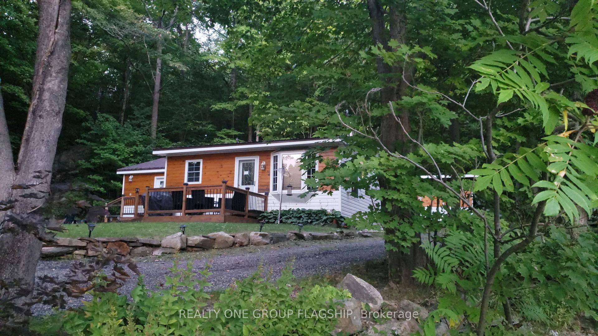 Welcome to your dream lakeside retreat !