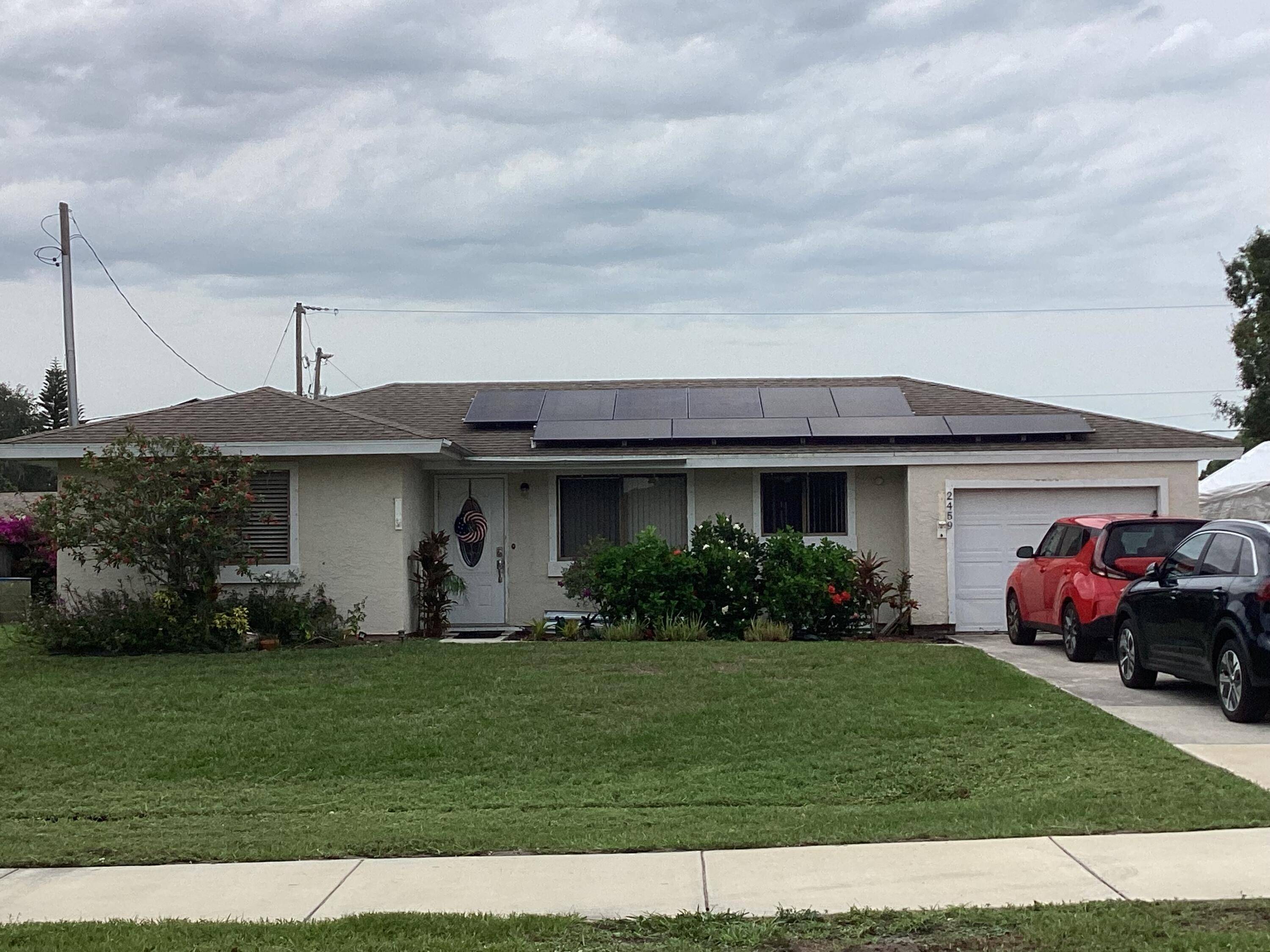 Welcome to this charming Florida home featuring 2 bedrooms, 1 bathroom, and 1 car garage !