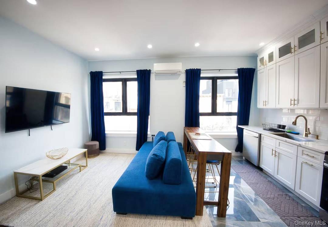 Enjoy effortless city living in this centrally located, newly built apartment, offering convenience, comfort, and style.