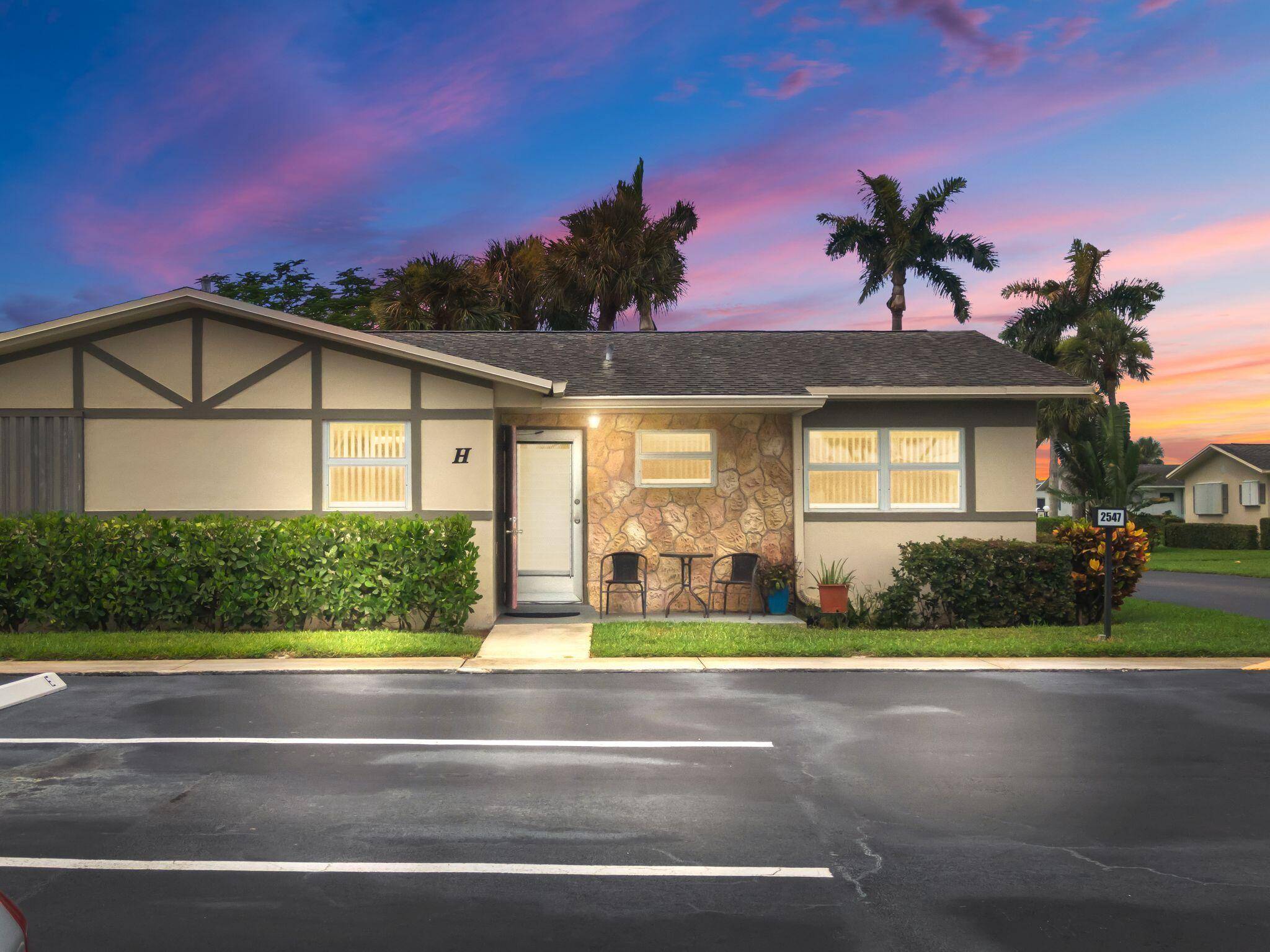 Charming 2 bedroom, 1 bath corner unit located in the sought after 55 community of Cresthaven.