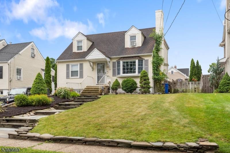 Don't miss this is a rare gem of a rental, situated on a quiet street, while also being close to everything !