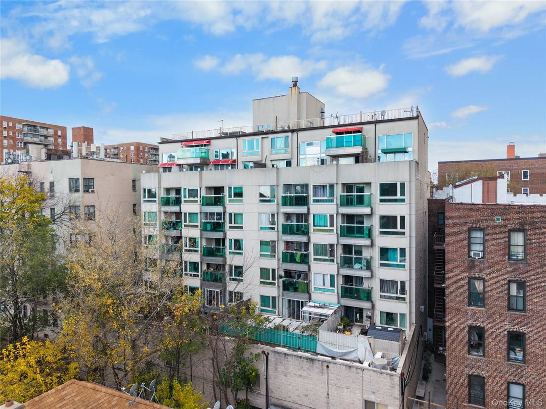 Beautiful 3beds and 2 Full Baths Duplex Condo in the Heart of Flushing !
