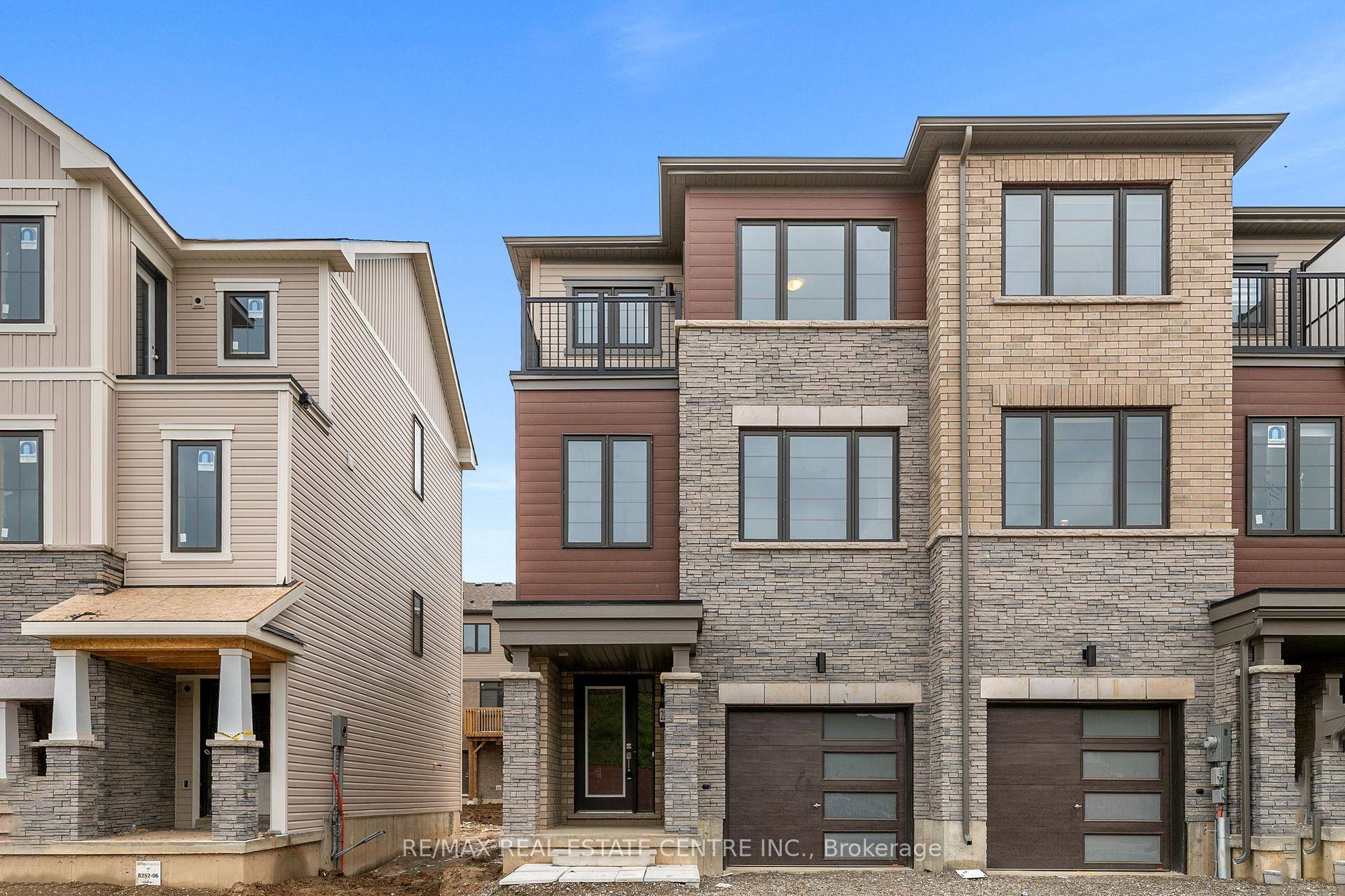 Brand New Never Lived in Townhouse For Lease, END UNIT !