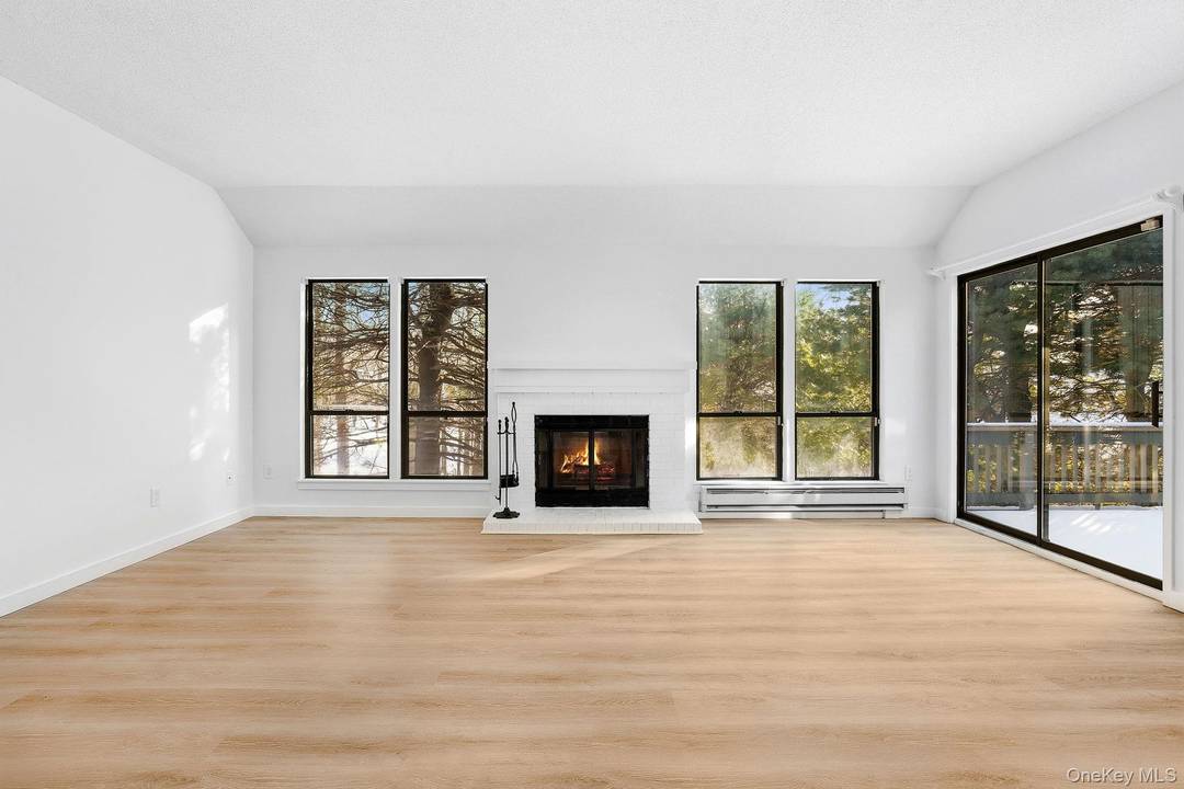 Comfort and convenience abound in this lovely no step one level end unit Guilford model with heated garage, located in a private cul de sac in the highly desirable Heritage ...