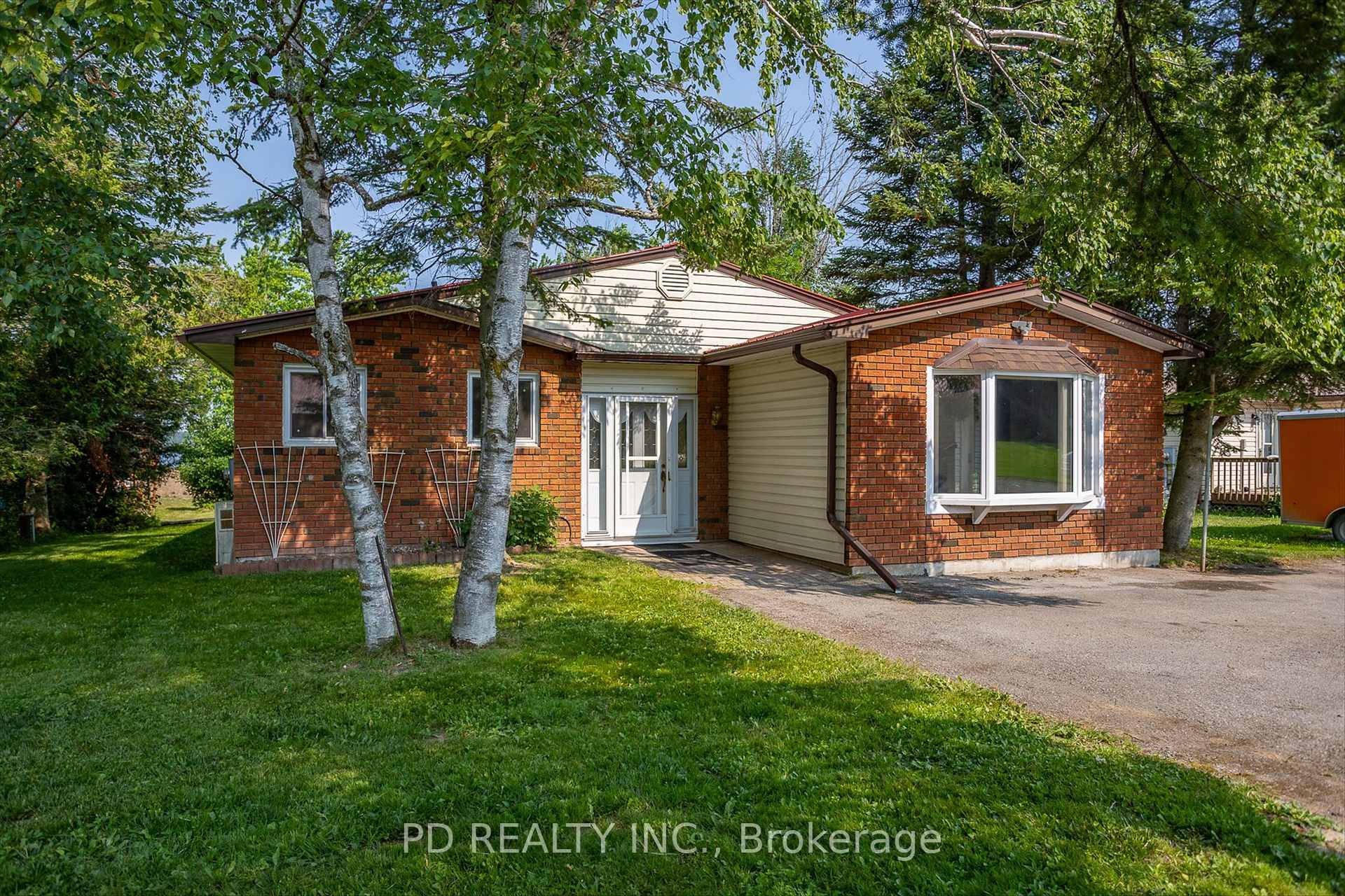 Easy, Convenient Waterfront Living !