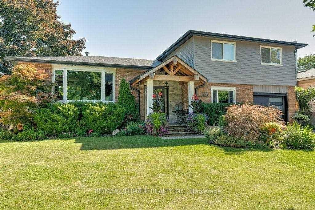 Stunning Family Home In South East Burlington With Abundance of Upgrades !