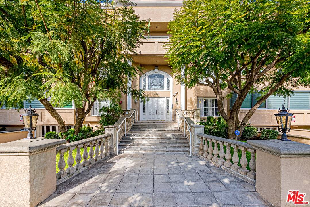 737  S Windsor Blvd 3BR Hancock Park La