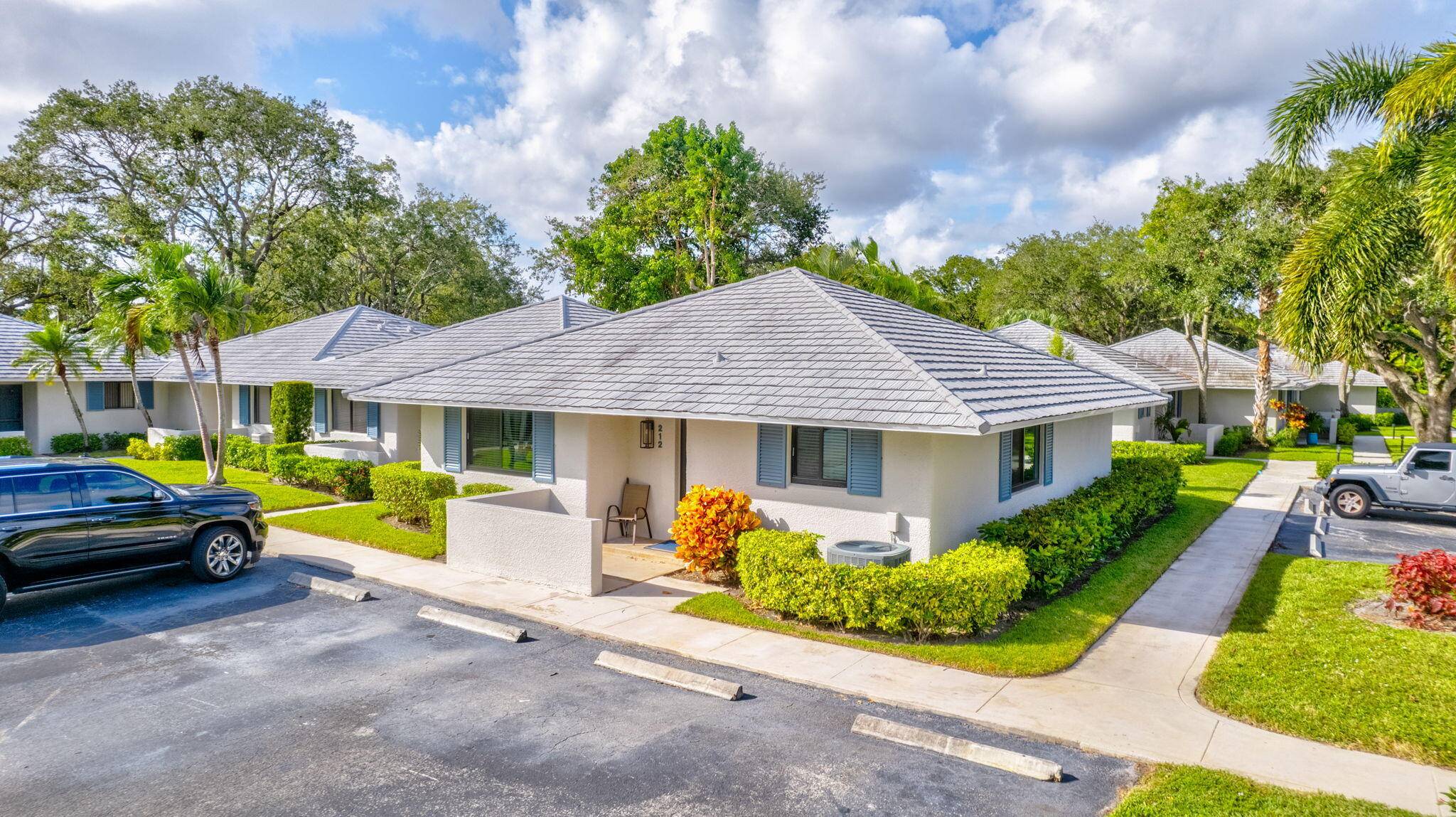 New to market, this bright end unit villa is an immaculate 2 bedroom and 2 bath home in the charming private Club Cottage area of the coveted PGA National development ...