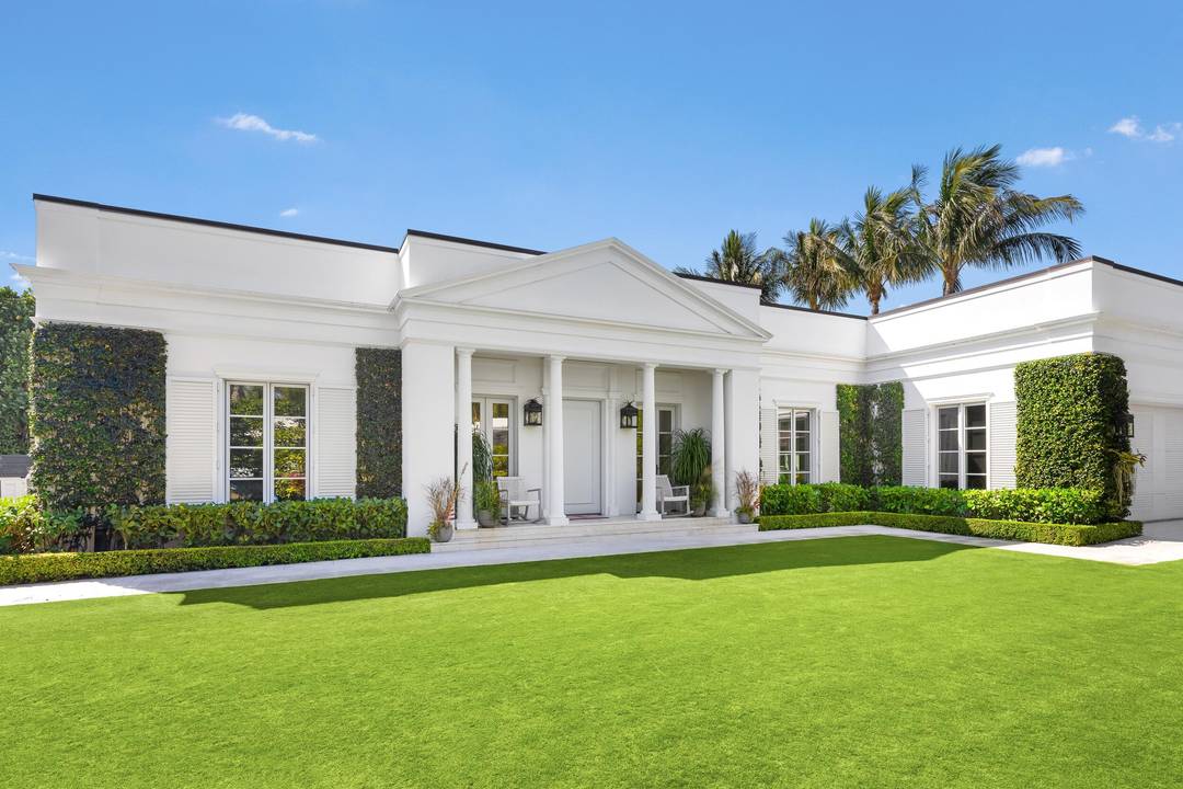 Nestled in the coveted North End of the island, 208 Sandpiper is a coastal regency that blends traditional Palm Beach elegance with modern luxury.