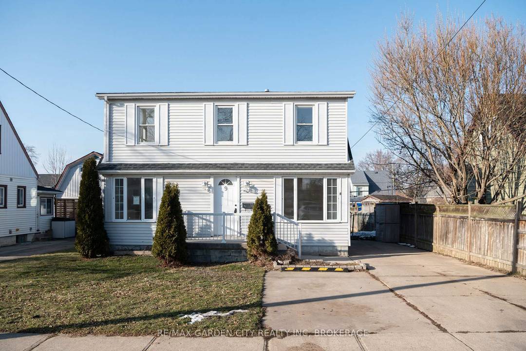 Welcome home to this beautiful home in Secord Woods Neighborhood of St.