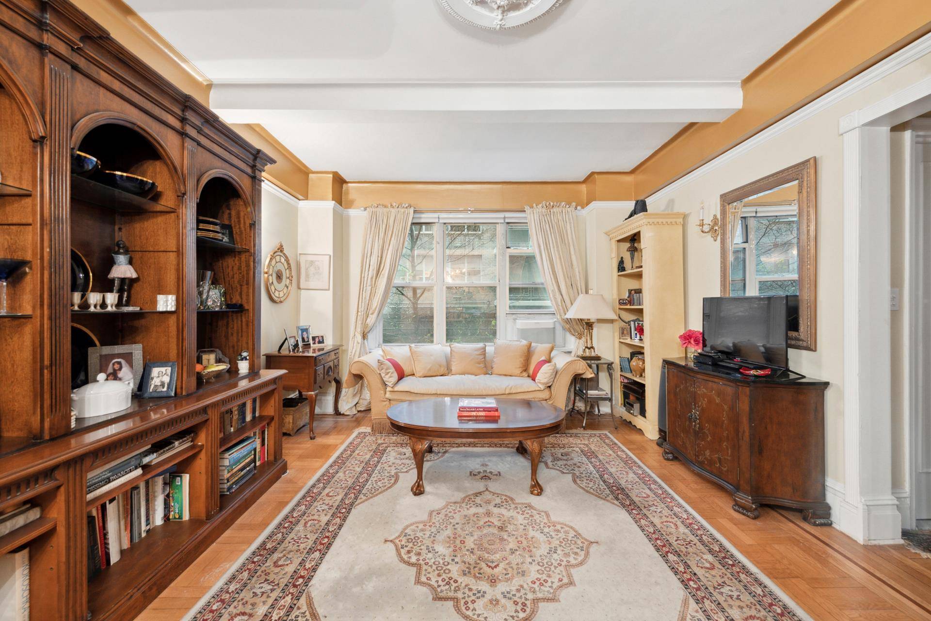 Pre war sophisticated living awaits you on the Upper East Side one of Manhattan's most desirable locations minutes from Central Park, shopping and restaurants galore !