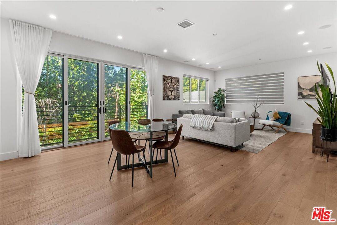 1573   Hi Point St 4BR Beverlywood La