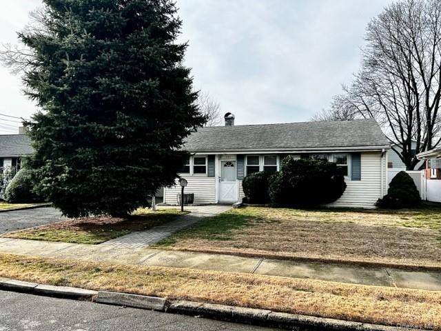 Beautiful house for rent in Valley Stream featuring a spacious living room and large eat in kitchen with granite countertop and plenty of cabinet space.
