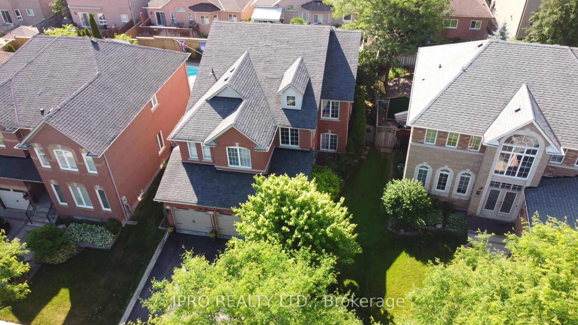 Welcome to 10 Berton Blvd in the Trafalgar Country neighbourhood close to trails, schools, parks and major roads to highways.
