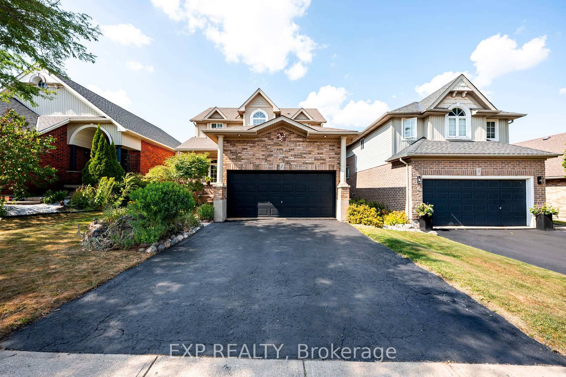 Step into stylish comfort and everyday convenience at 7 Rose Street, a beautifully updated family home in one of Orangevilles most desirable west end neighbourhoods.