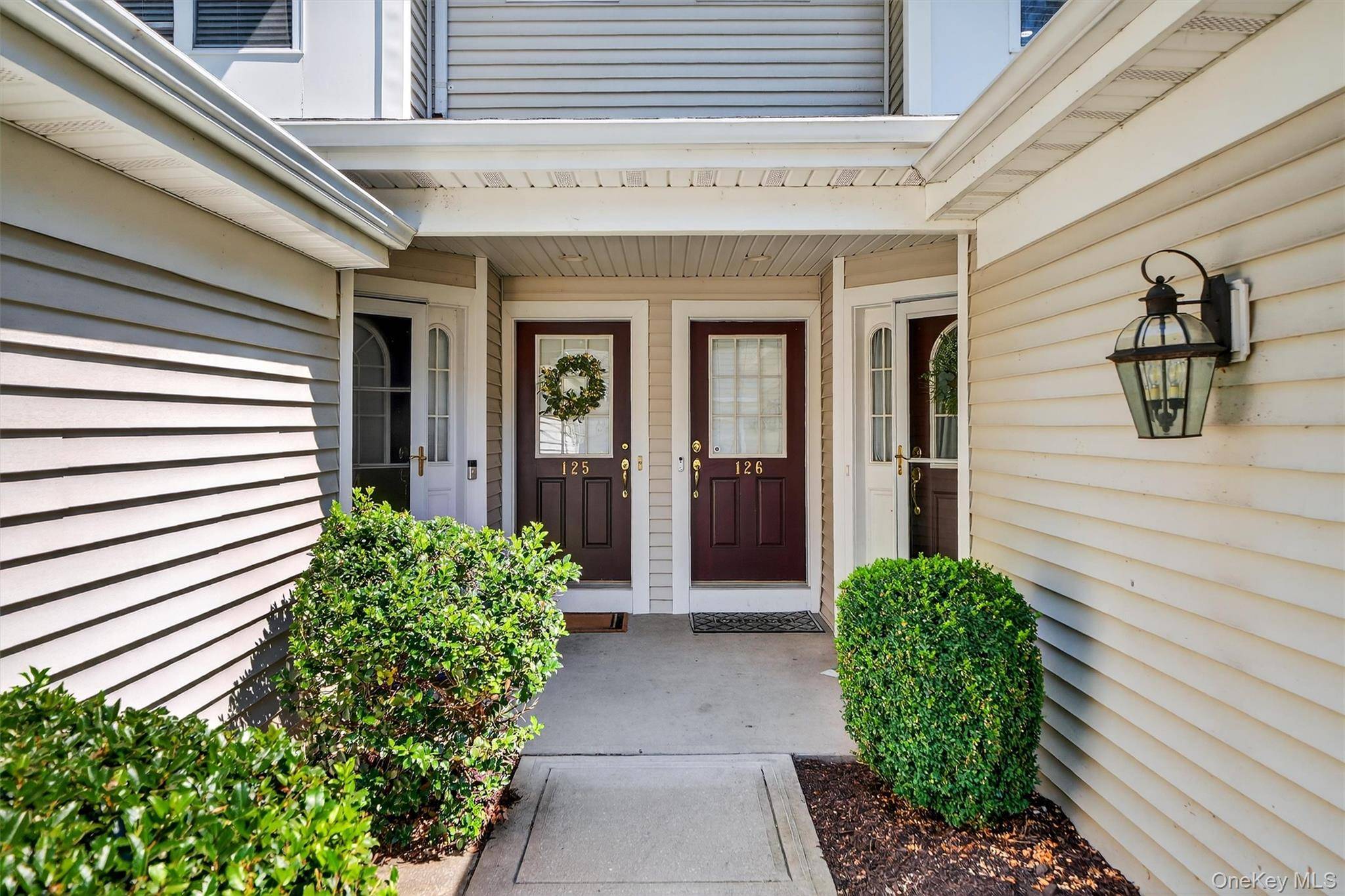 This beautifully renovated townhouse combines modern elegance with an unbeatable Hudson River location.