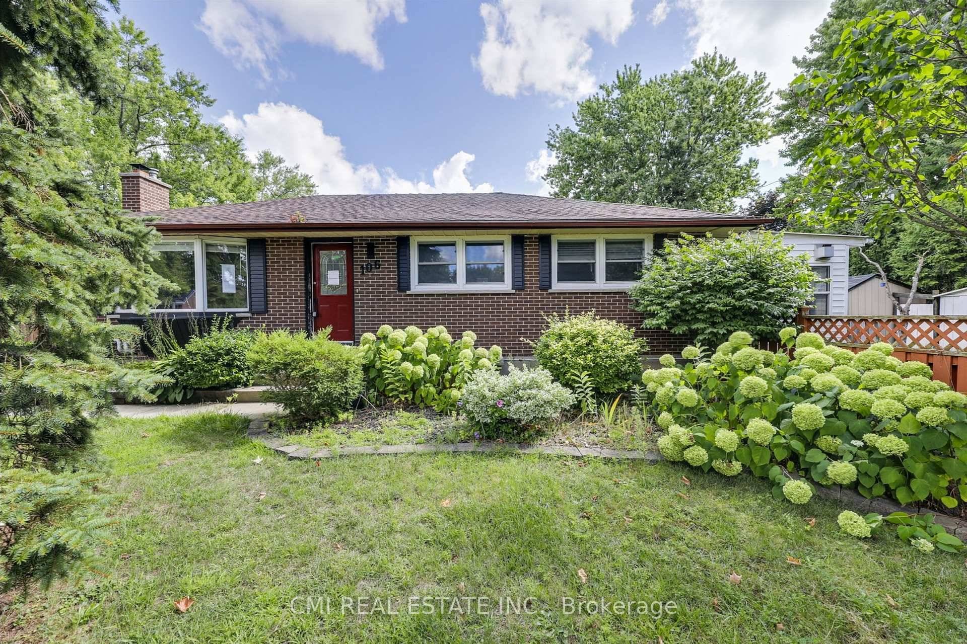 Welcome to this charming, detached bungalow in one of London East's most sought after neighborhoods !