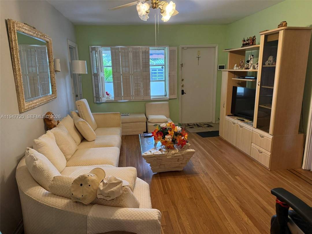 Spacious residence 4 bedrooms, 2 bathrooms in the heart of Silver Bluff, one of Miami s most desirable and rapidly appreciating neighborhoods, minutes from Coconut Grove, Coral Gables, Brickell, and ...