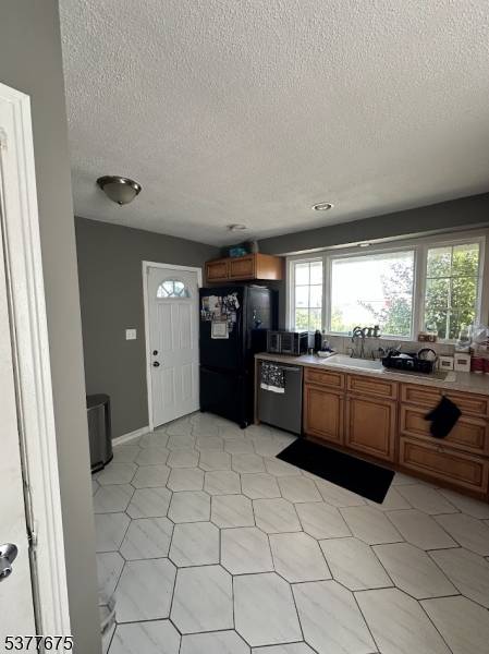 Spacious ranch style home set on over an acre in Clifton ?