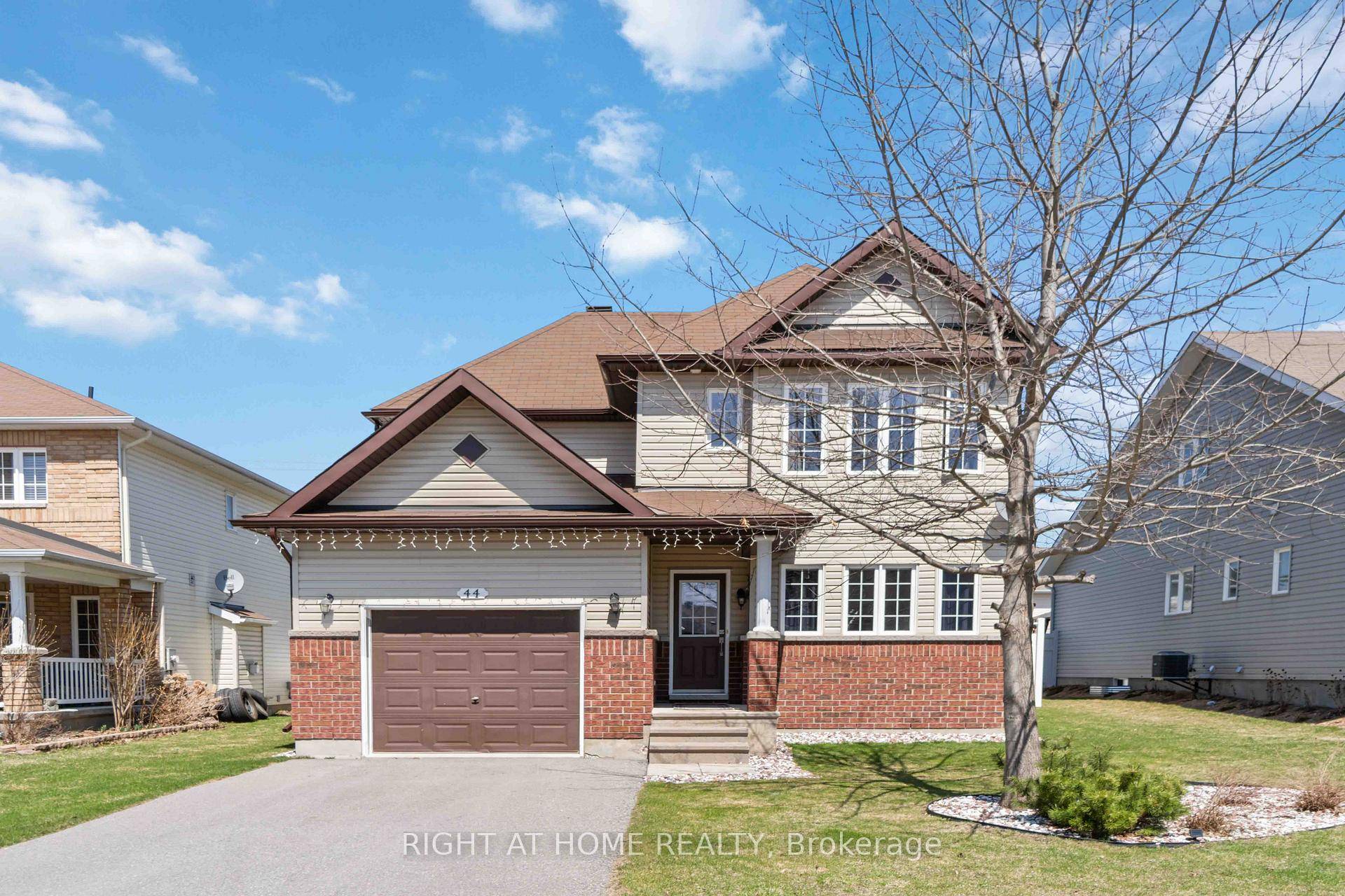Beautifully Maintained 3 bedroom, 3 bathroom detached Campanale home, ideally located in the heart of sought after Riverwood Estates in Arnprior.