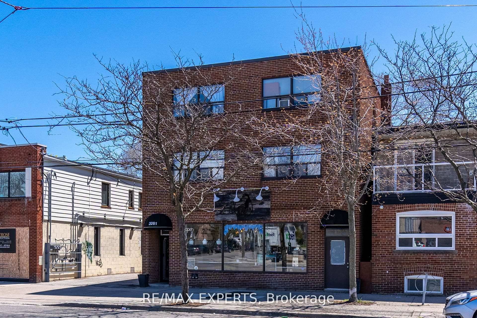 Prime Location Near Humber College and the Lake This freshly painted one bedroom unit is nestled in Toronto's vibrant Long Branch neighbourhood, only steps away from Humber College and the ...