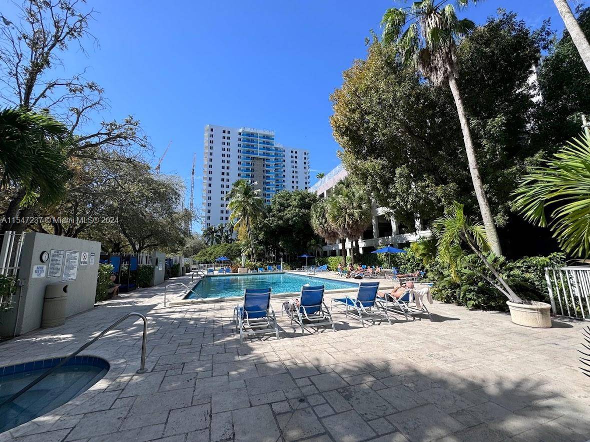 Experience urban living with this 2 beds, 2 bath corner unit with renovated baths nice view, located in Miami's Downtown, dynamic Arts Entertainment District.