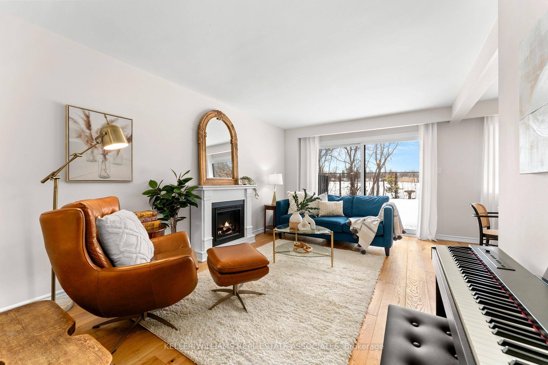 Welcome to this beautifully upgraded 3 bedroom townhouse in one of Mississauga's top school districts !