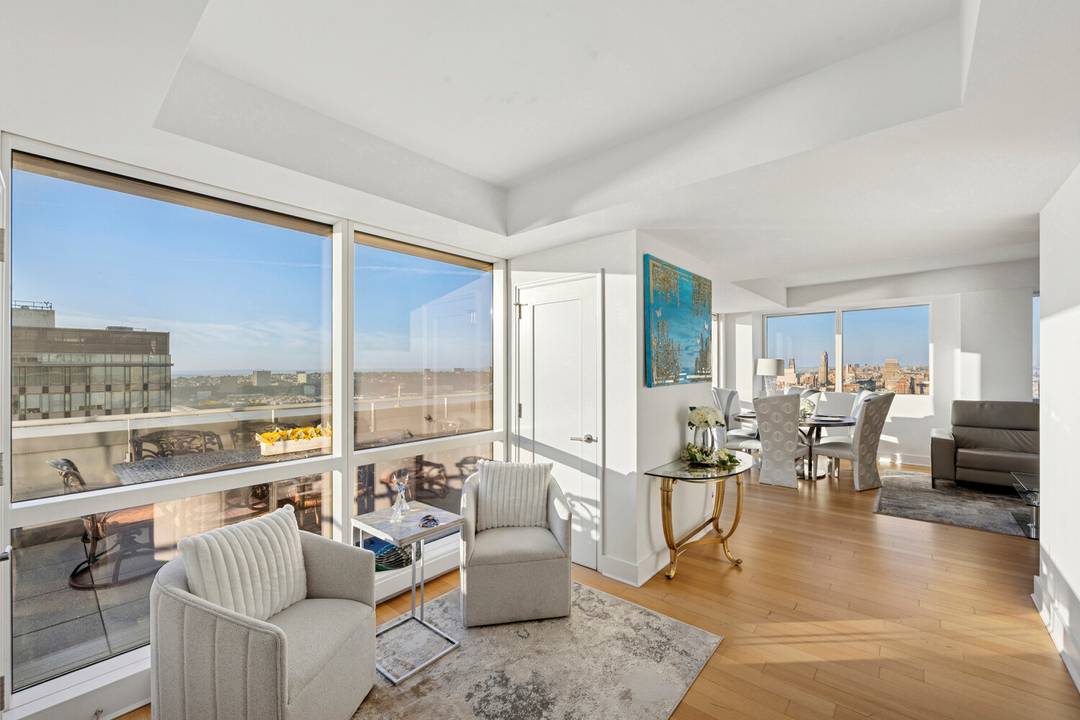 Occupying the entire 34th Floor of the Ariel East, this 3 Bed 2.