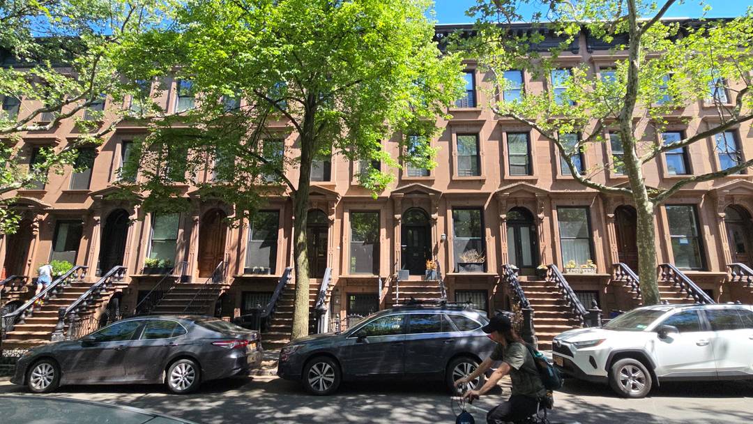Open House Saturday May 2, 3 15 to 4 45 PM Open House Sunday May 3 3 to 4 45 PM After 35 years of ownership, the seller is ready ...