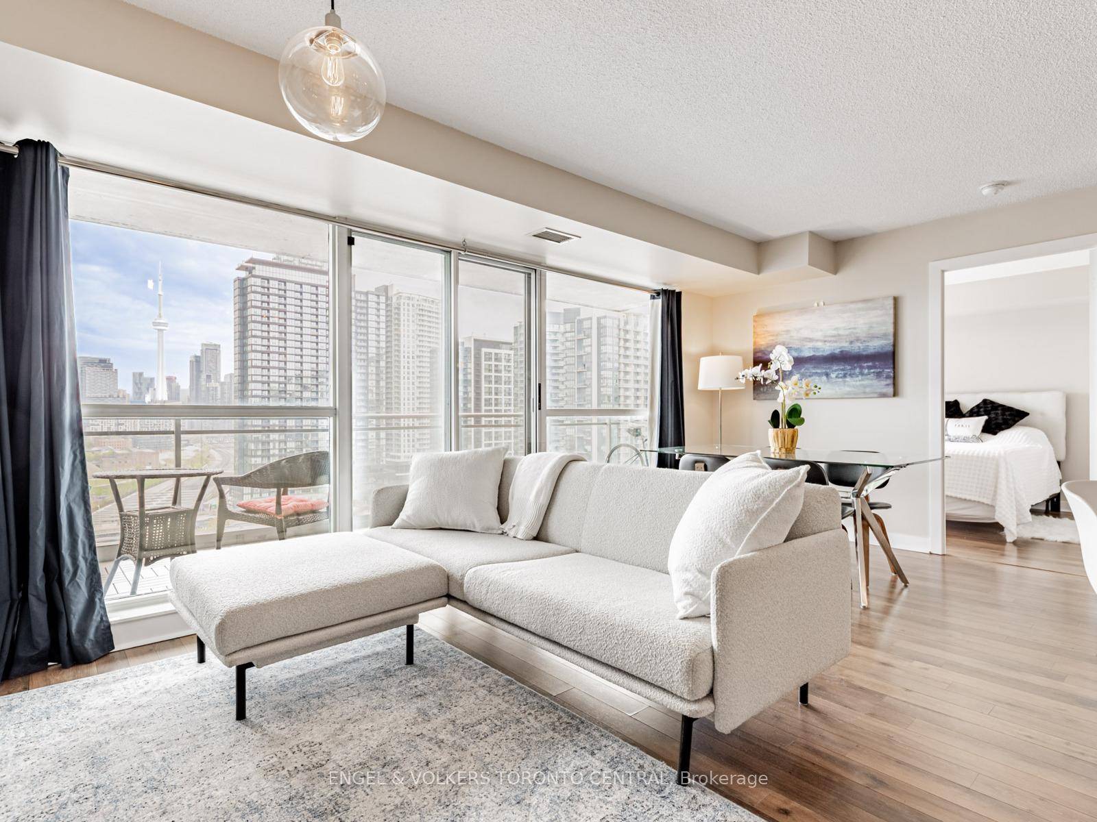 Luxury Living in Liberty Village !