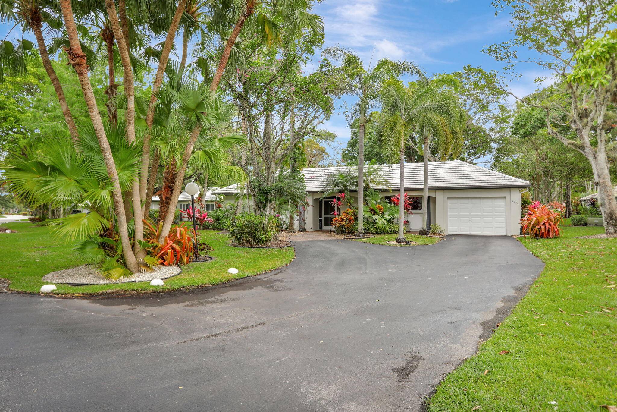 THIS GORGEOUS 3 BED 3 BATH 2 EN SUITE HOME IS PERFECT FOR THE EXCLUIVE BUYER.