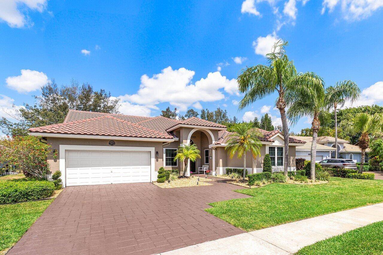 Meticulously maintained open concept 3 3.