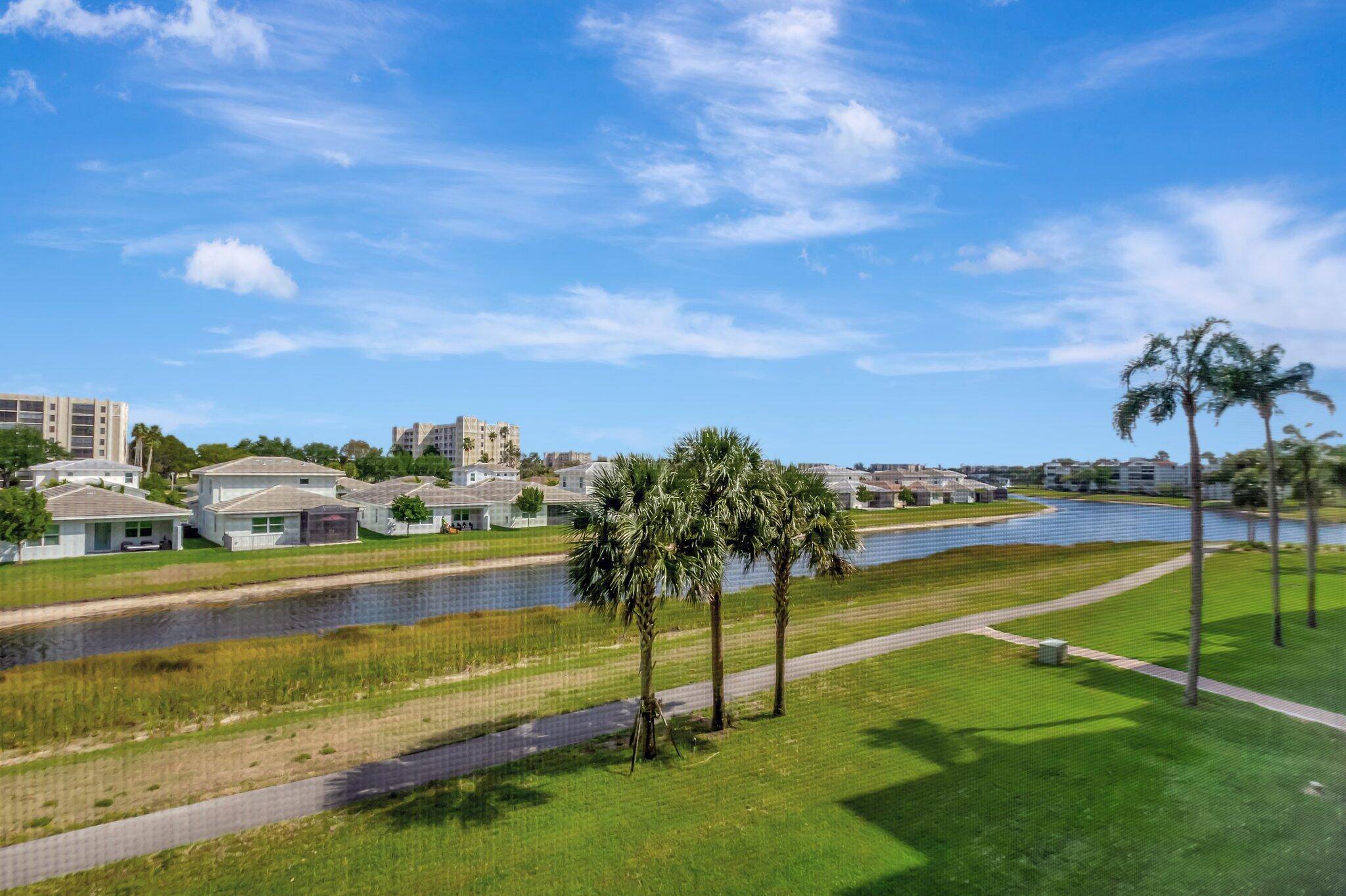 POPULAR 'HUNTINGTON TOWERS' LOCATION with GREAT VIEW.