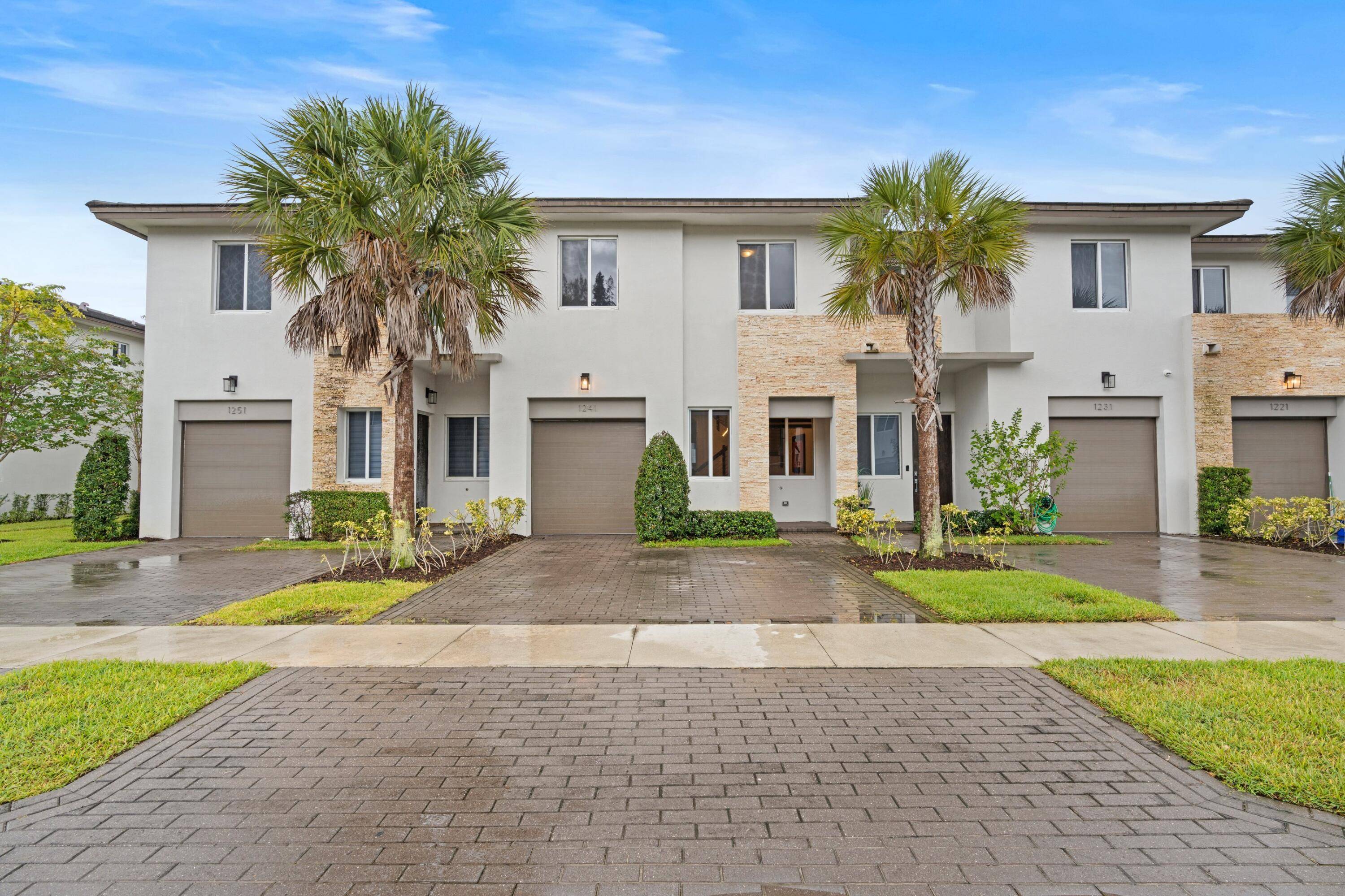 Newly available rental in Greyson Townhomes centrally located off of 441 near Southern Blvd.