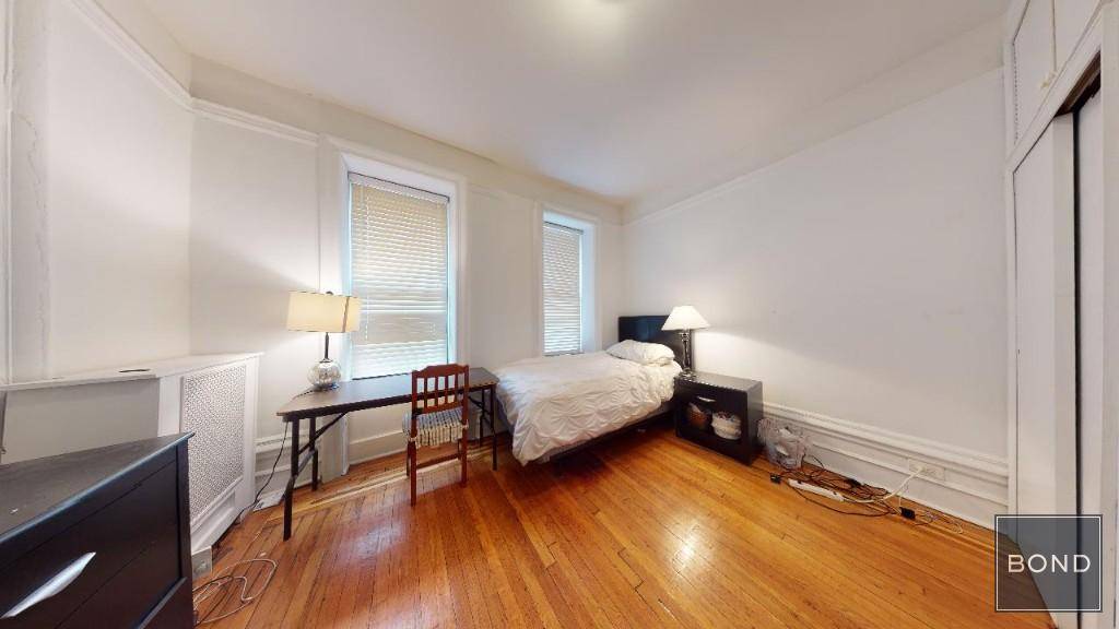 Large 2 bedrooms, 1 baths.