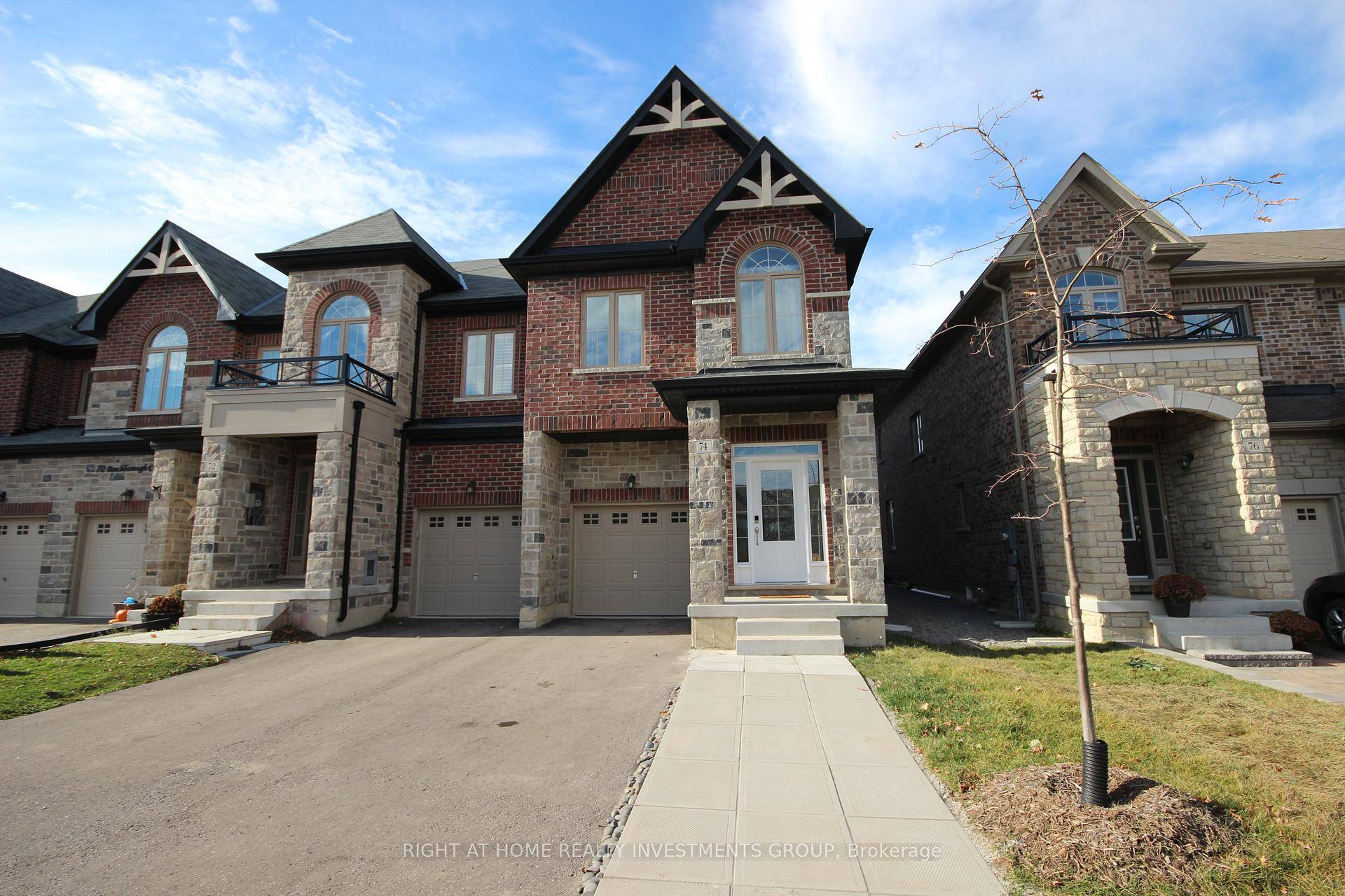 Welcome Home ! This Sunfilled 4 Bedroom End Unit Townhouse Offers A Functional Layout W Open Concept Modern Kitchen W Walk Out To Backyard Facing The Peaceful Ravine !