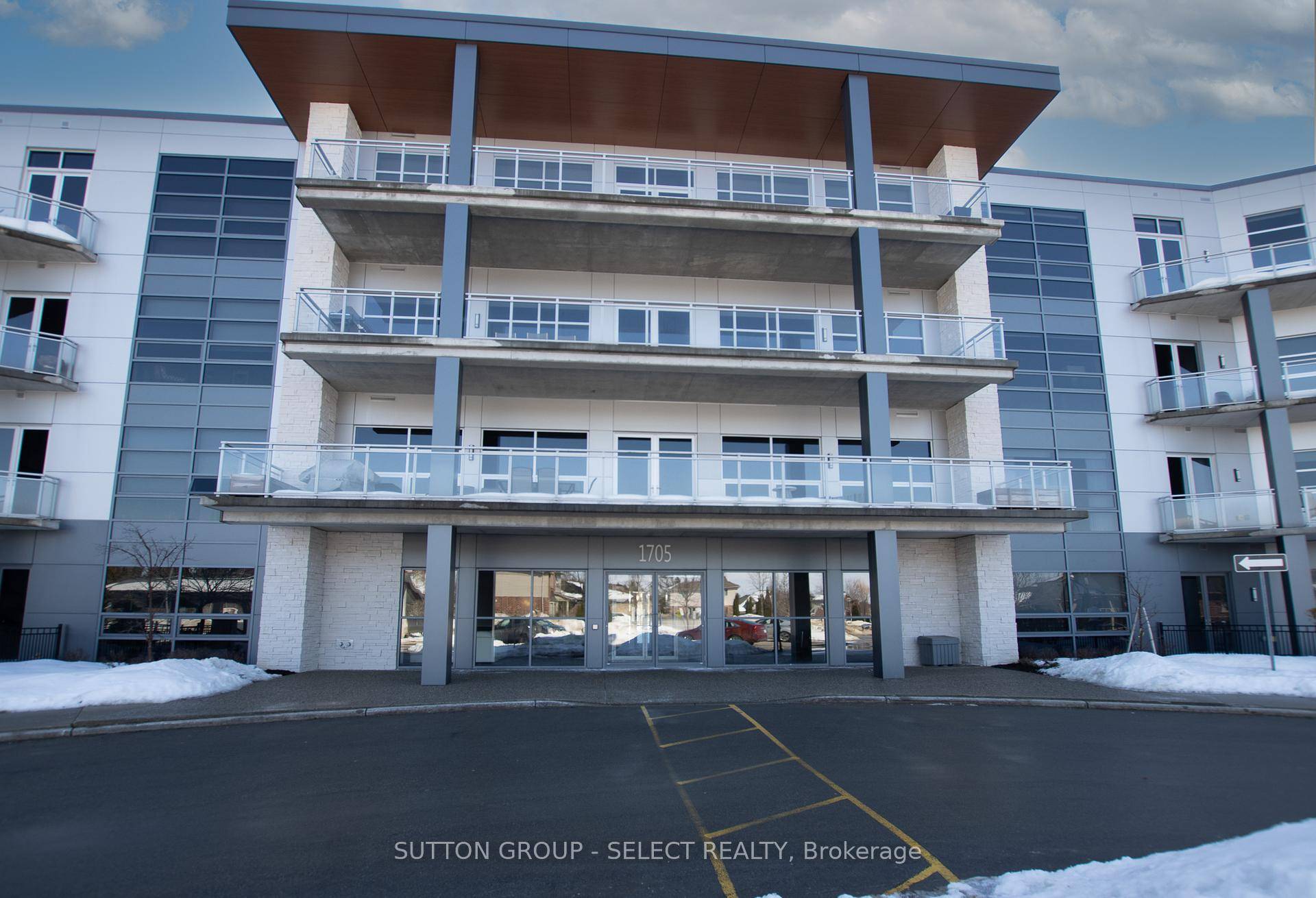 Unbelievable location walking distance to Masonville Mall and minutes from Western University, hospital and the Richmond Row scene.