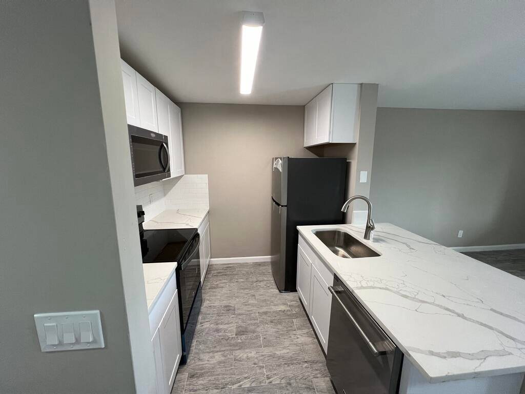 Completely Renovated 1 Bed 1 Bath Condo in Prime Boynton Beach Location !