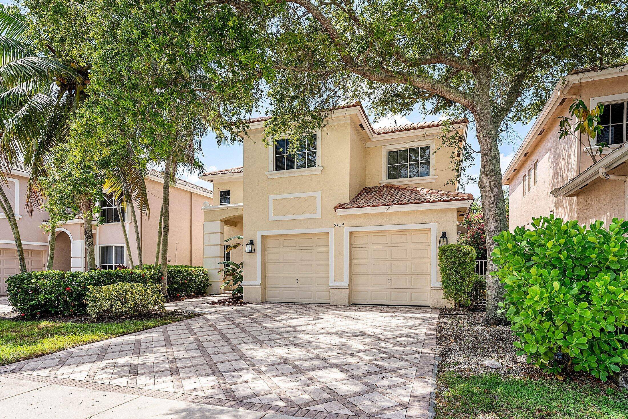 Located in a highly desirable community in West Boca Raton, this remarkable residence is a wonderful sanctuary that seamlessly blends comfotrtable living with the peaceful beauty of its natural surroundings.