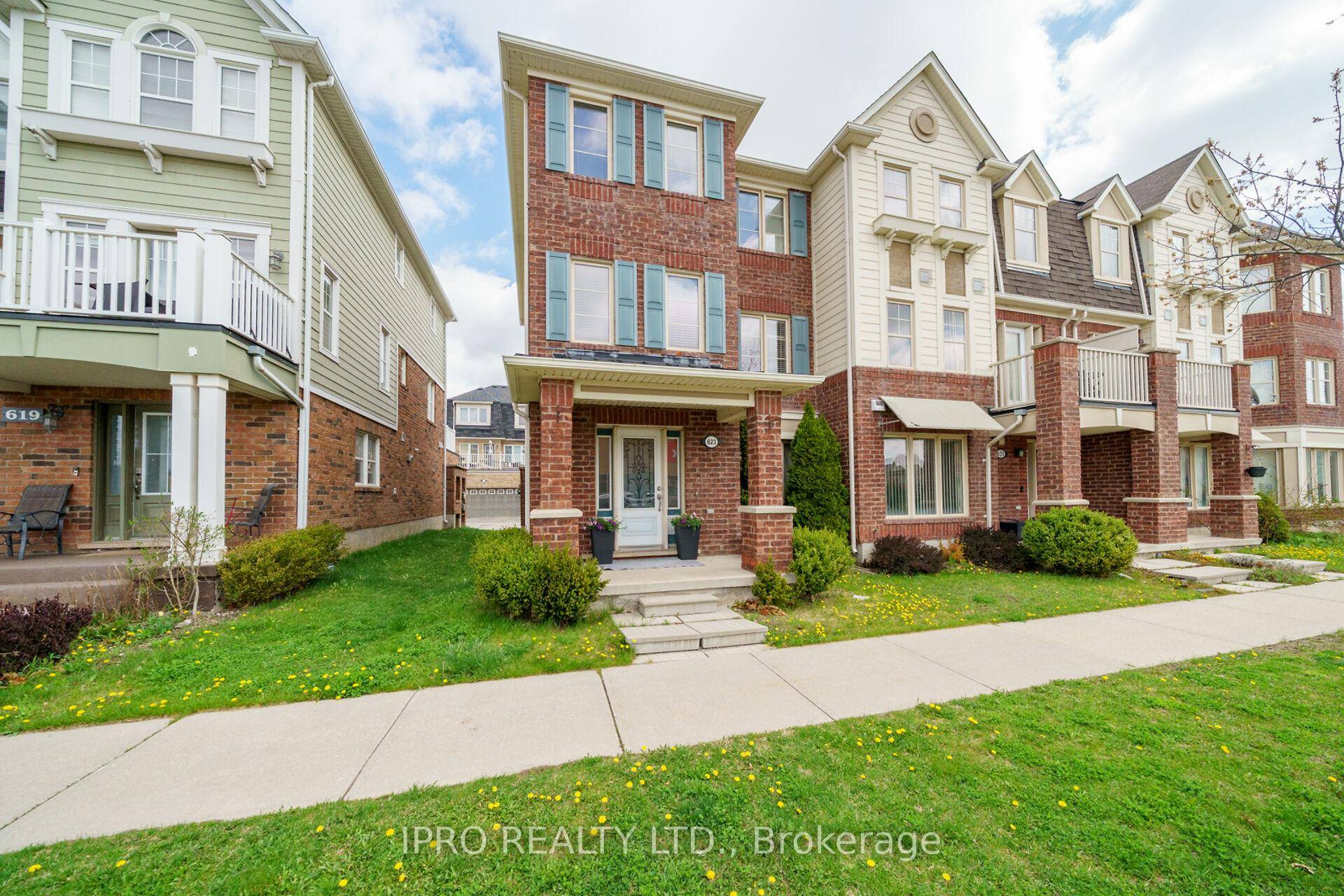 Absolutely stunning bright corner unit, 3 bedroom and 2.