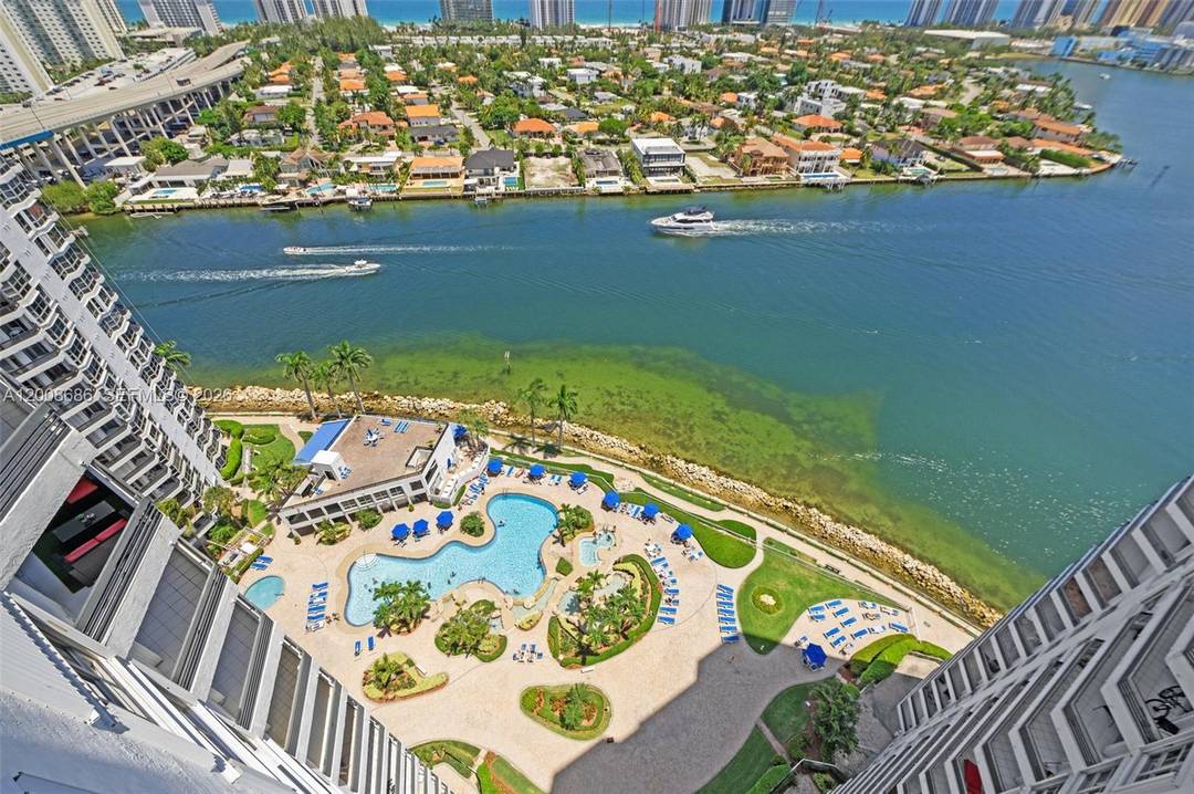 Breathtaking Ocean views, 2 beds 2 baths waterfront condo unit located in the heart of the City of Aventura.