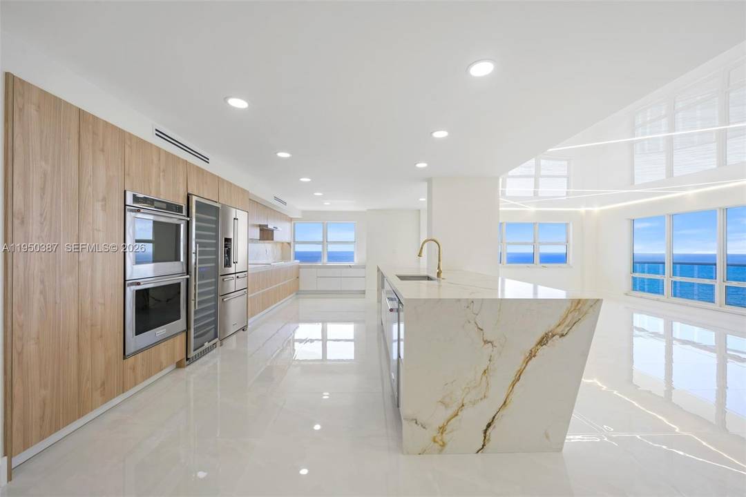 SPECTACULAR PENTHOUSE DIRECT OCEANFRONT CONDO.