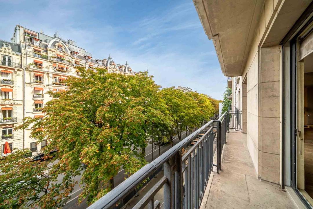 PARIS VIII - Avenue Montaigne - Appartement avec balcon et vue dégagée