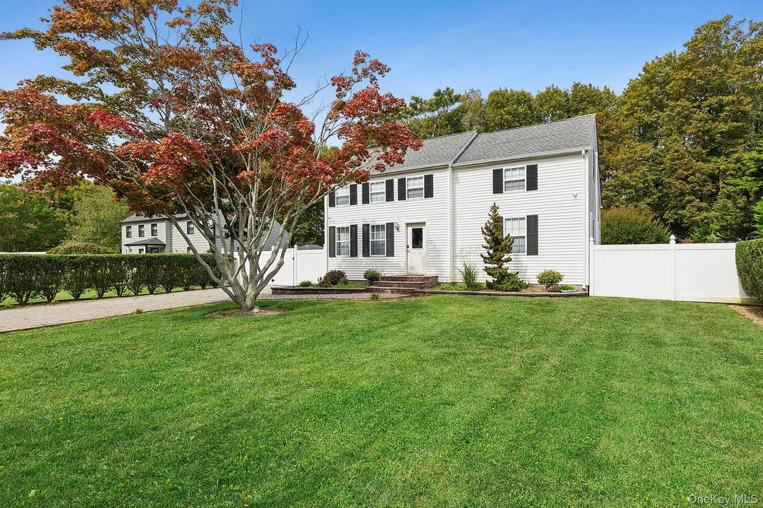 Greenport Colonial Close To Village.