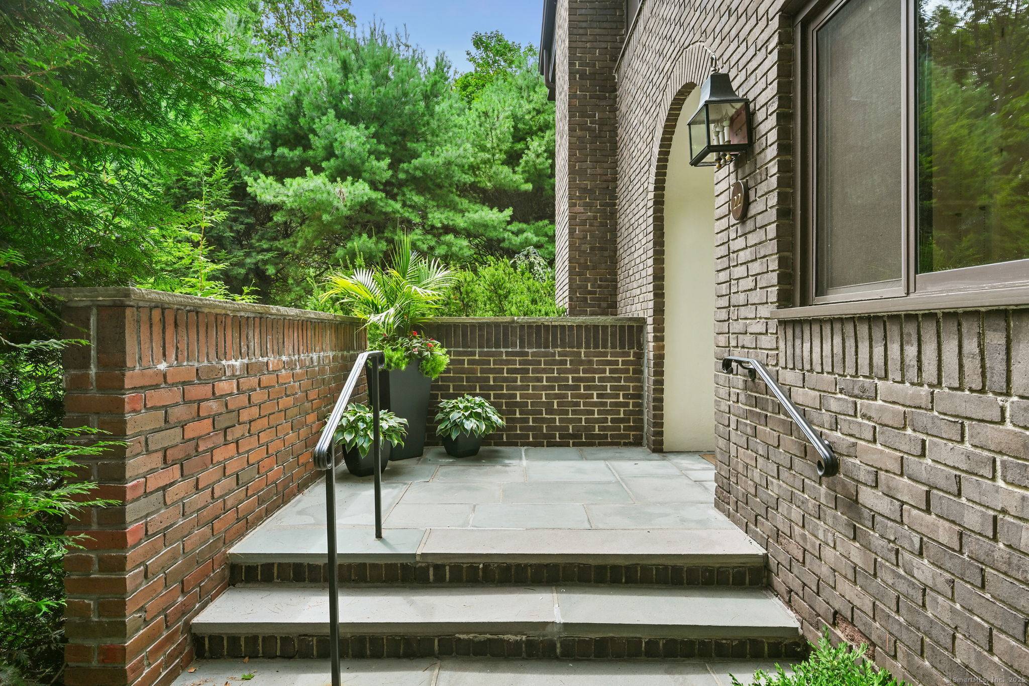 Elegant 3 Bedroom Condo in Sought After Canaan Close !