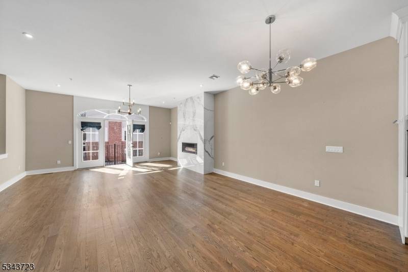 JUST REDUCED ! ! ! ! GREAT PRICE FOR THIS STUNNING TOWNHOUSE !
