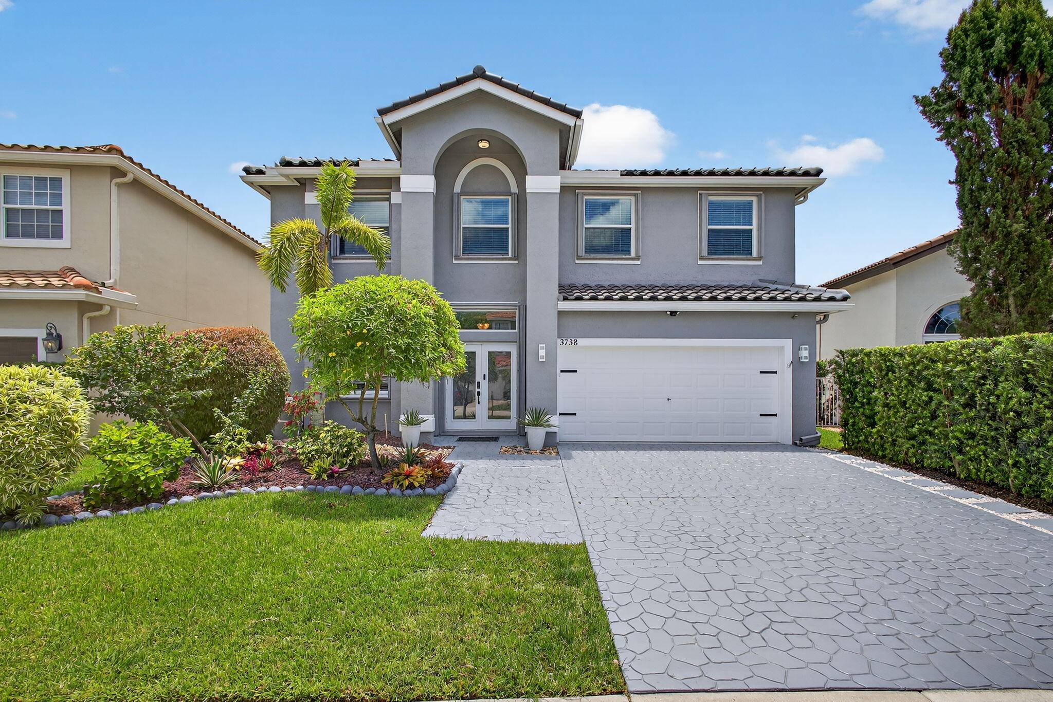LUXURIOUS 5BD 3BA POOL HOME FOR SEASON RENTAL.