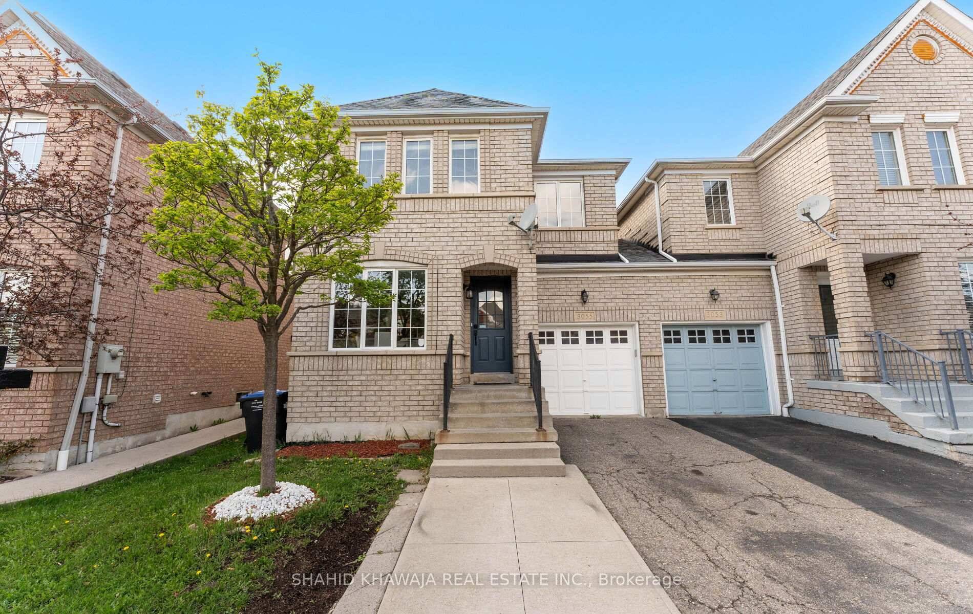 View Virtual Tour Absolute Galore Link by Garage only feels like Detached Located In High demand Street of Churchill Meadows !
