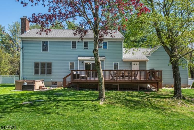 Welcome to Smoke Rise ! This property offers a wonderful blend of spacious interior living and a prime level lot in one of Kinnelon's most sought after gated communities.