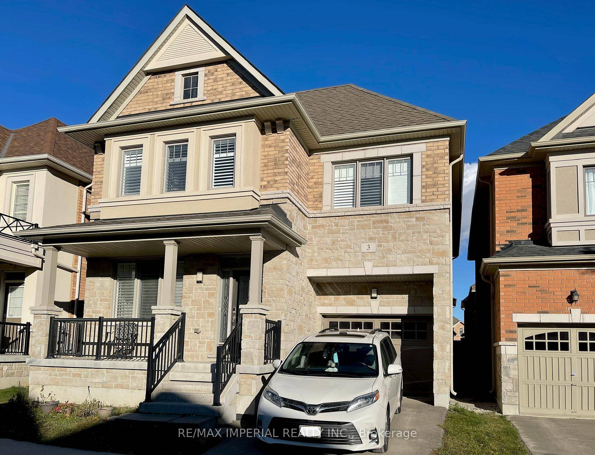RENT INCLUDES HYDRO, WATER AND GAS !
